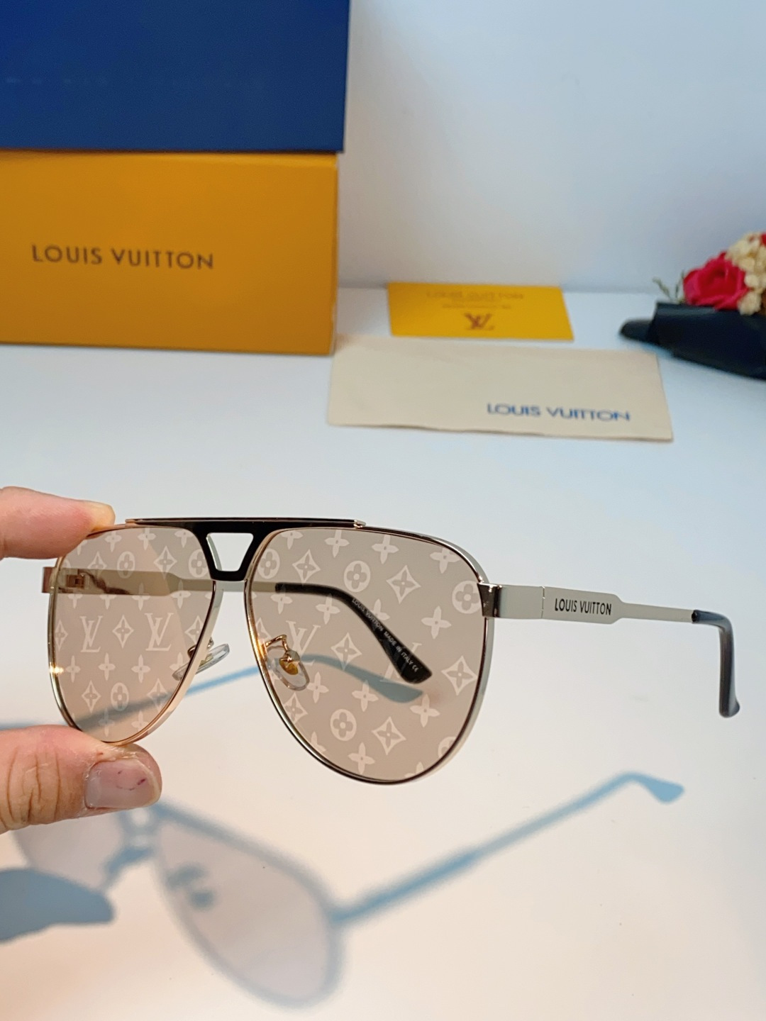 Louis Vuitton 路易威登 经典双梁飞行员镜框，利落金属线条利落大气，上脸修饰脸型，利落显脸小，自带高级酷感，
