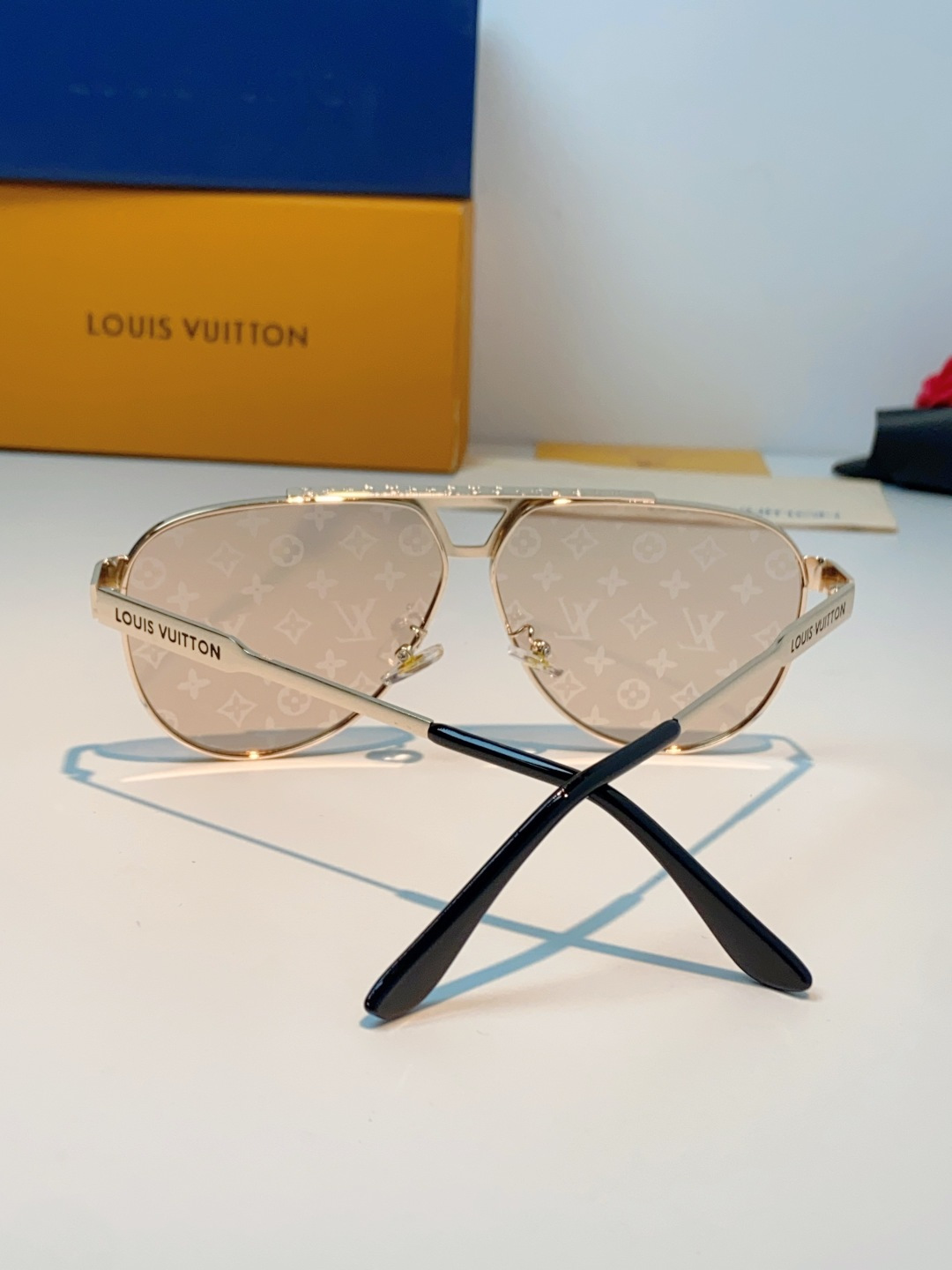 Louis Vuitton 路易威登 经典双梁飞行员镜框，利落金属线条利落大气，上脸修饰脸型，利落显脸小，自带高级酷感，