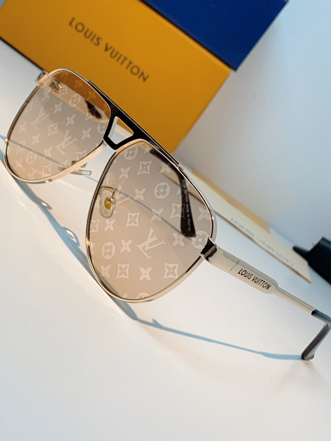 Louis Vuitton 路易威登 经典双梁飞行员镜框，利落金属线条利落大气，上脸修饰脸型，利落显脸小，自带高级酷感，