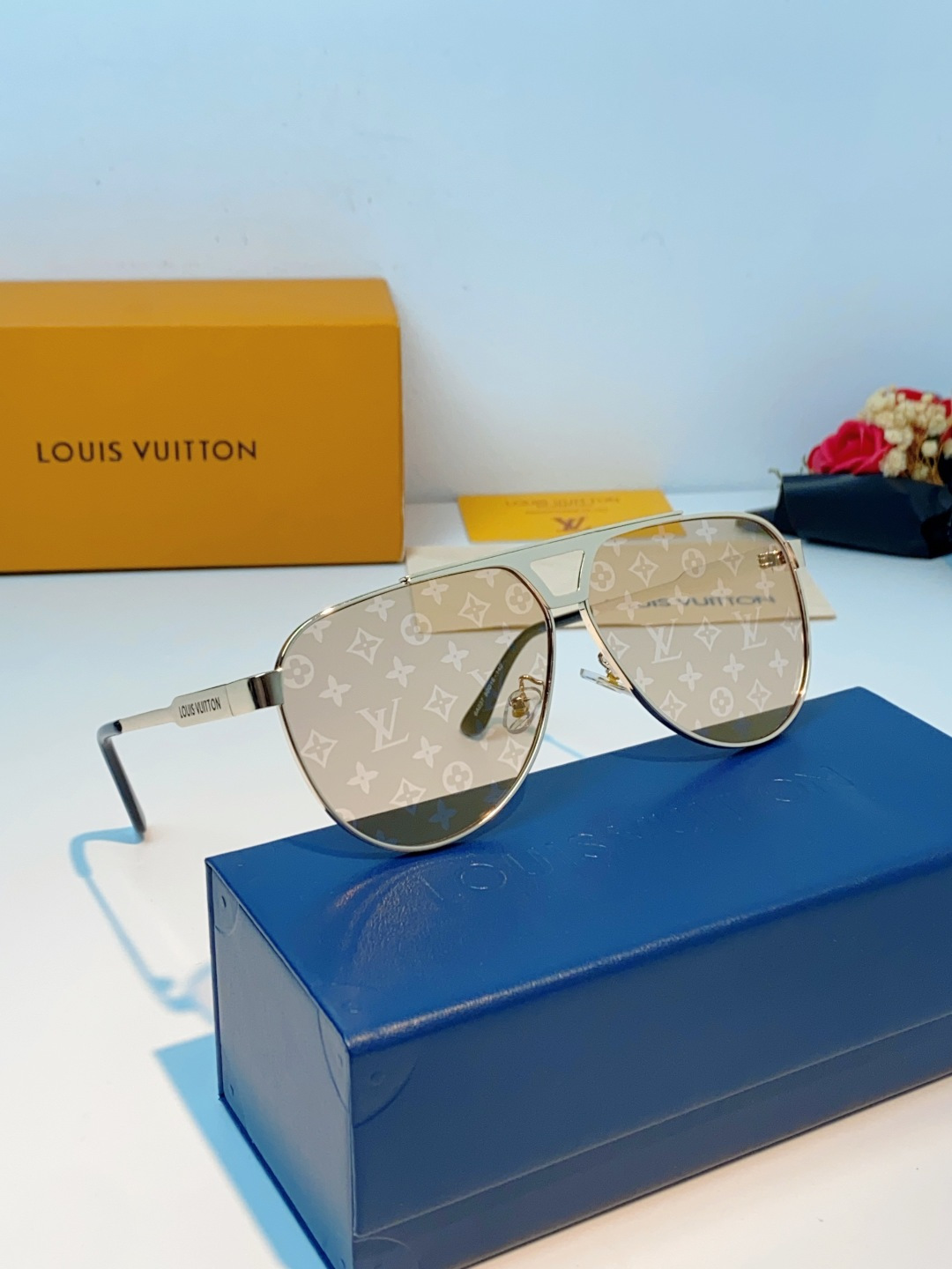 Louis Vuitton 路易威登 经典双梁飞行员镜框，利落金属线条利落大气，上脸修饰脸型，利落显脸小，自带高级酷感，