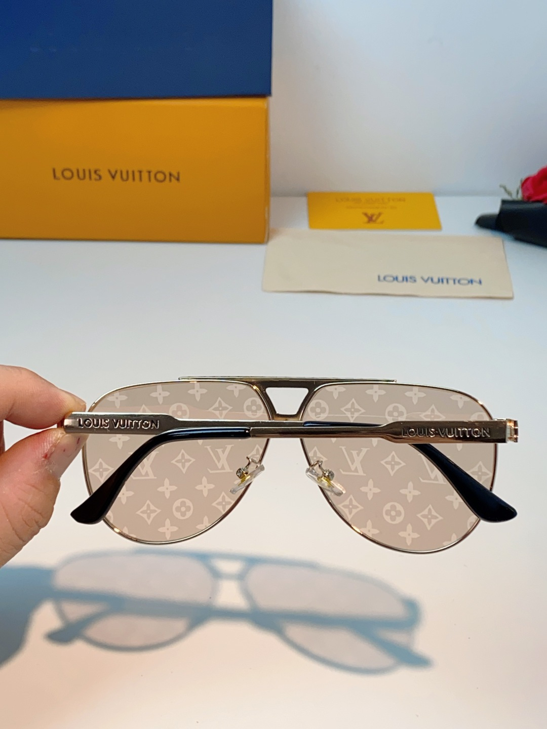 Louis Vuitton 路易威登 经典双梁飞行员镜框，利落金属线条利落大气，上脸修饰脸型，利落显脸小，自带高级酷感，
