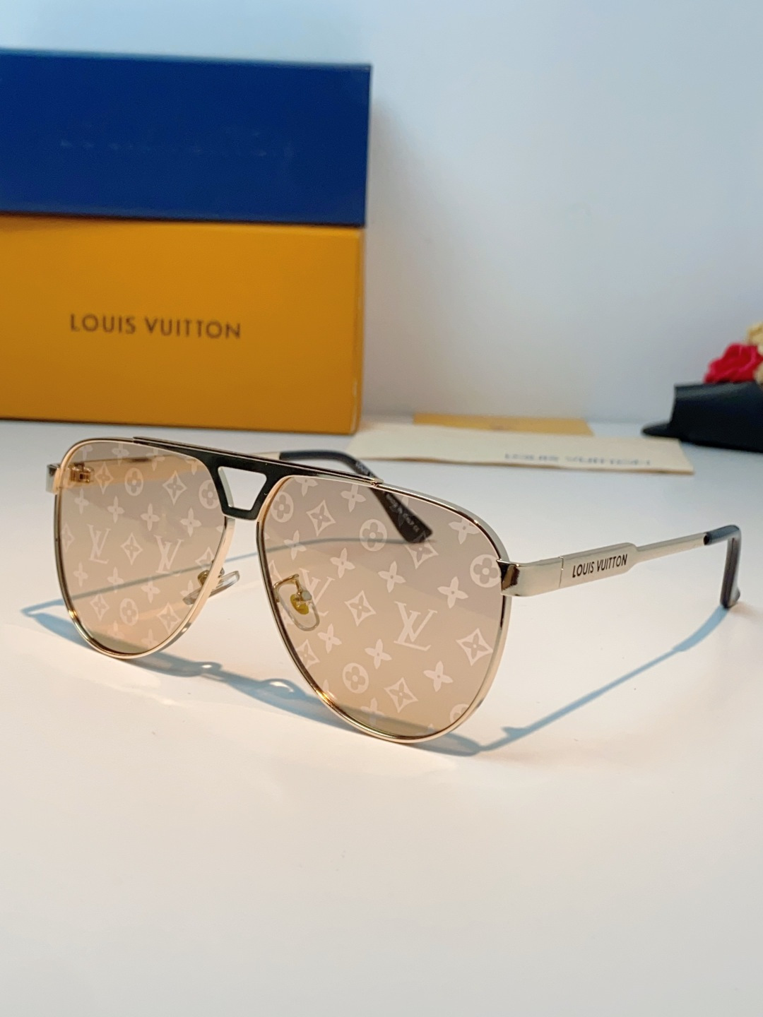 Louis Vuitton 路易威登 经典双梁飞行员镜框，利落金属线条利落大气，上脸修饰脸型，利落显脸小，自带高级酷感，