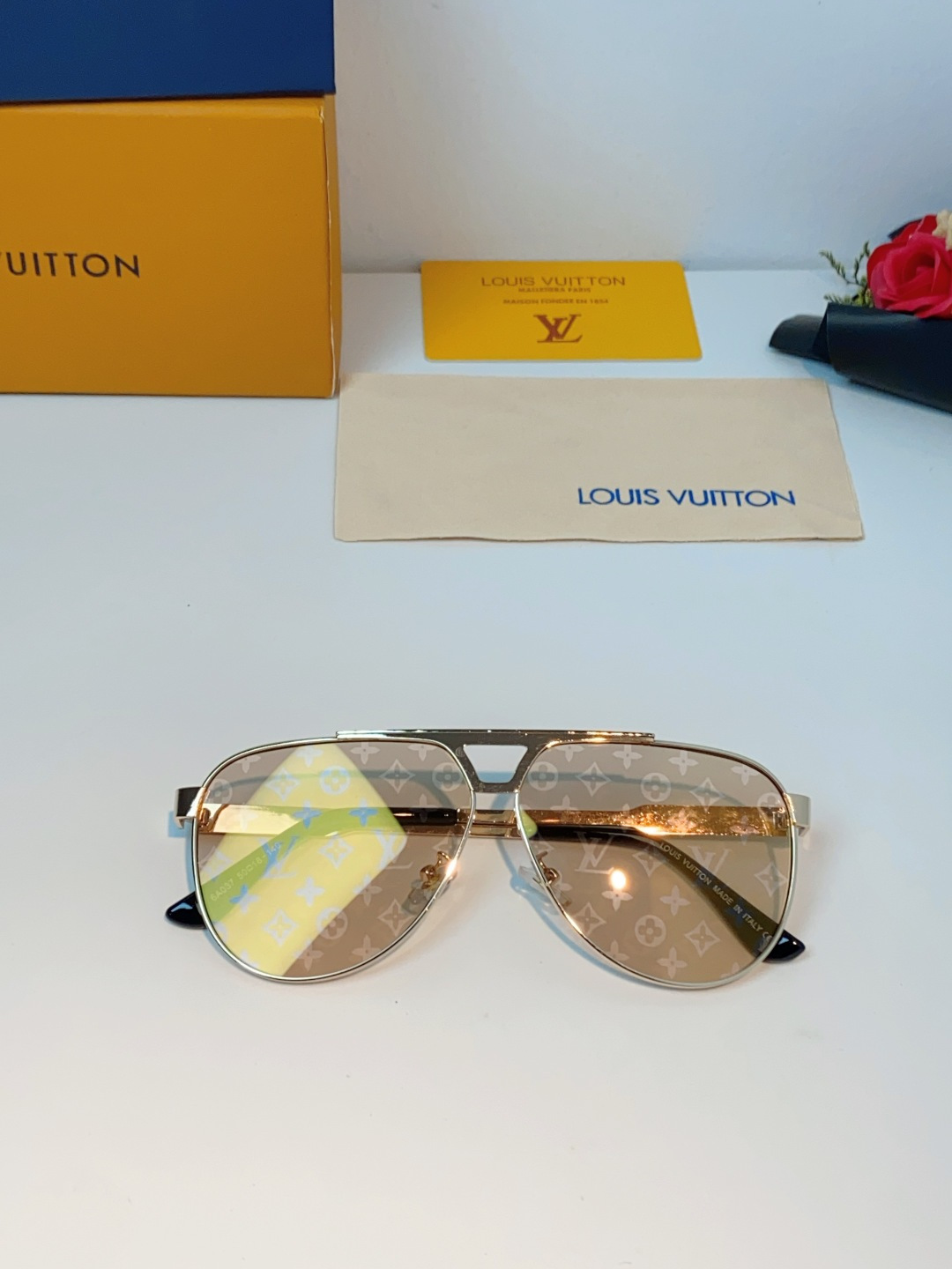 Louis Vuitton 路易威登 经典双梁飞行员镜框，利落金属线条利落大气，上脸修饰脸型，利落显脸小，自带高级酷感，