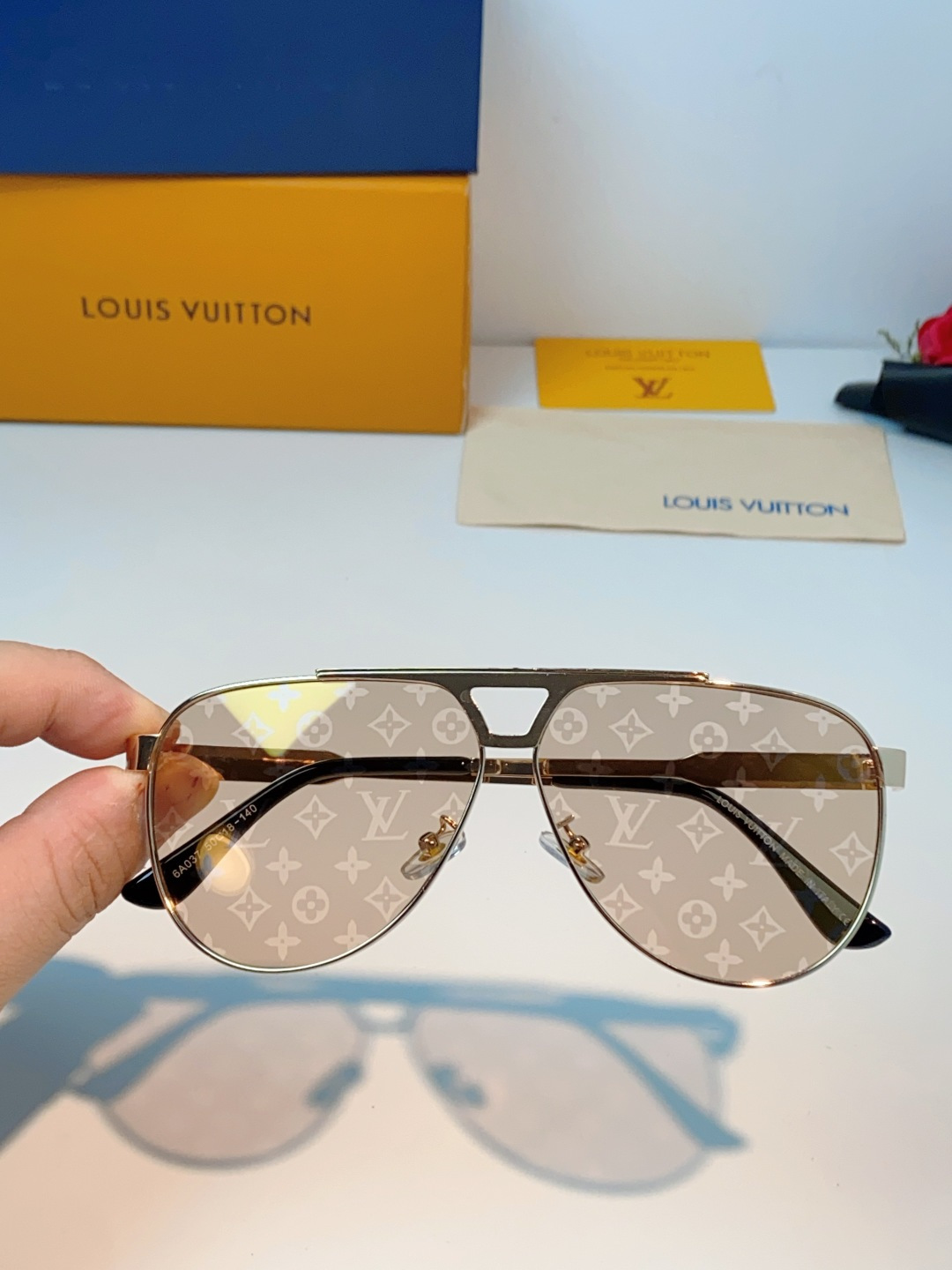Louis Vuitton 路易威登 经典双梁飞行员镜框，利落金属线条利落大气，上脸修饰脸型，利落显脸小，自带高级酷感，