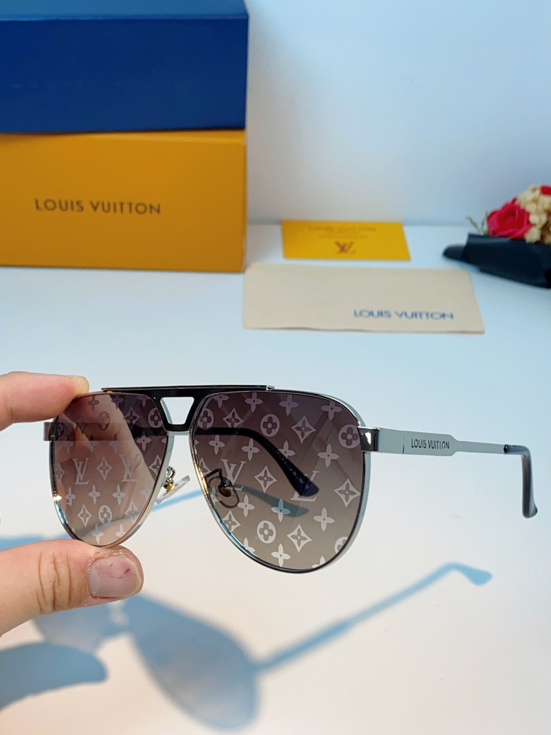 Louis Vuitton 路易威登 经典双梁飞行员镜框，利落金属线条利落大气，上脸修饰脸型，利落显脸小，自带高级酷感，