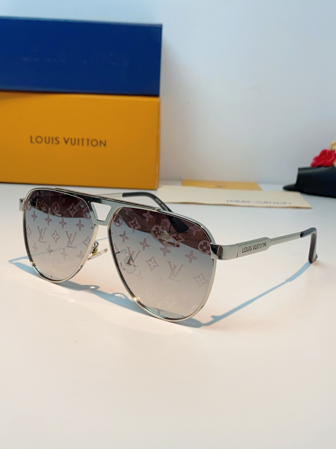 Louis Vuitton 路易威登 经典双梁飞行员镜框，利落金属线条利落大气，上脸修饰脸型，利落显脸小，自带高级酷感，