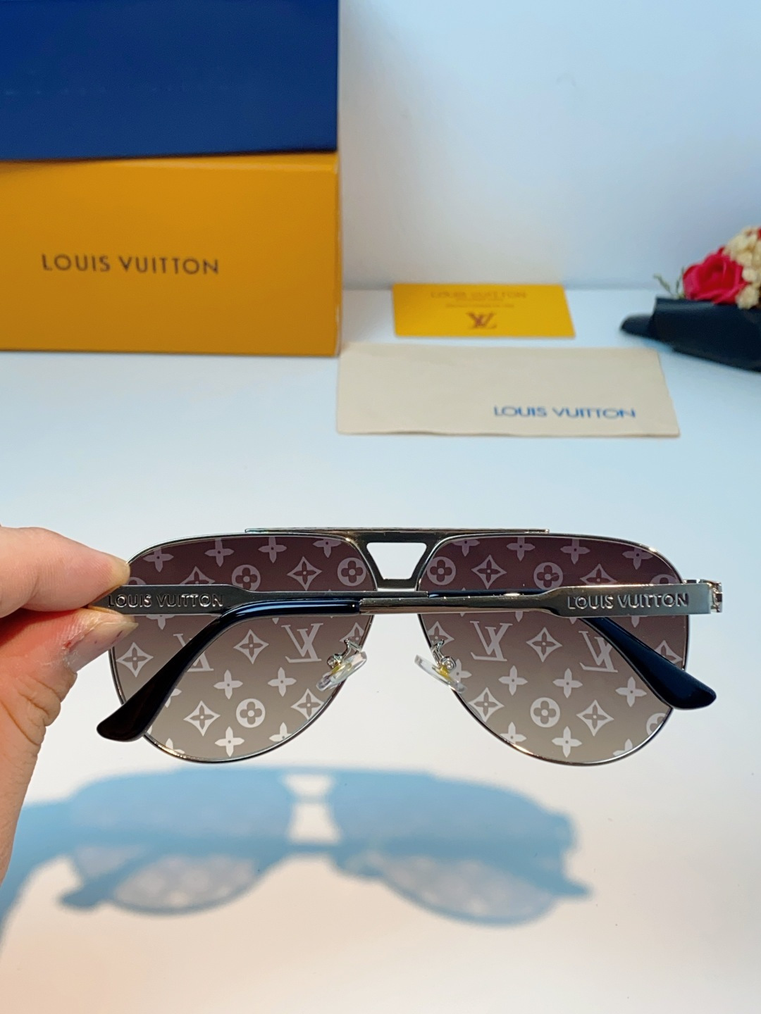 Louis Vuitton 路易威登 经典双梁飞行员镜框，利落金属线条利落大气，上脸修饰脸型，利落显脸小，自带高级酷感，