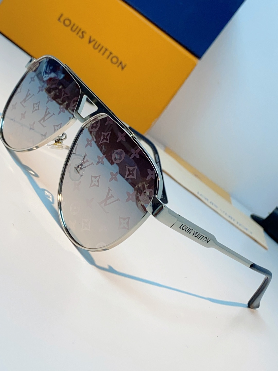 Louis Vuitton 路易威登 经典双梁飞行员镜框，利落金属线条利落大气，上脸修饰脸型，利落显脸小，自带高级酷感，
