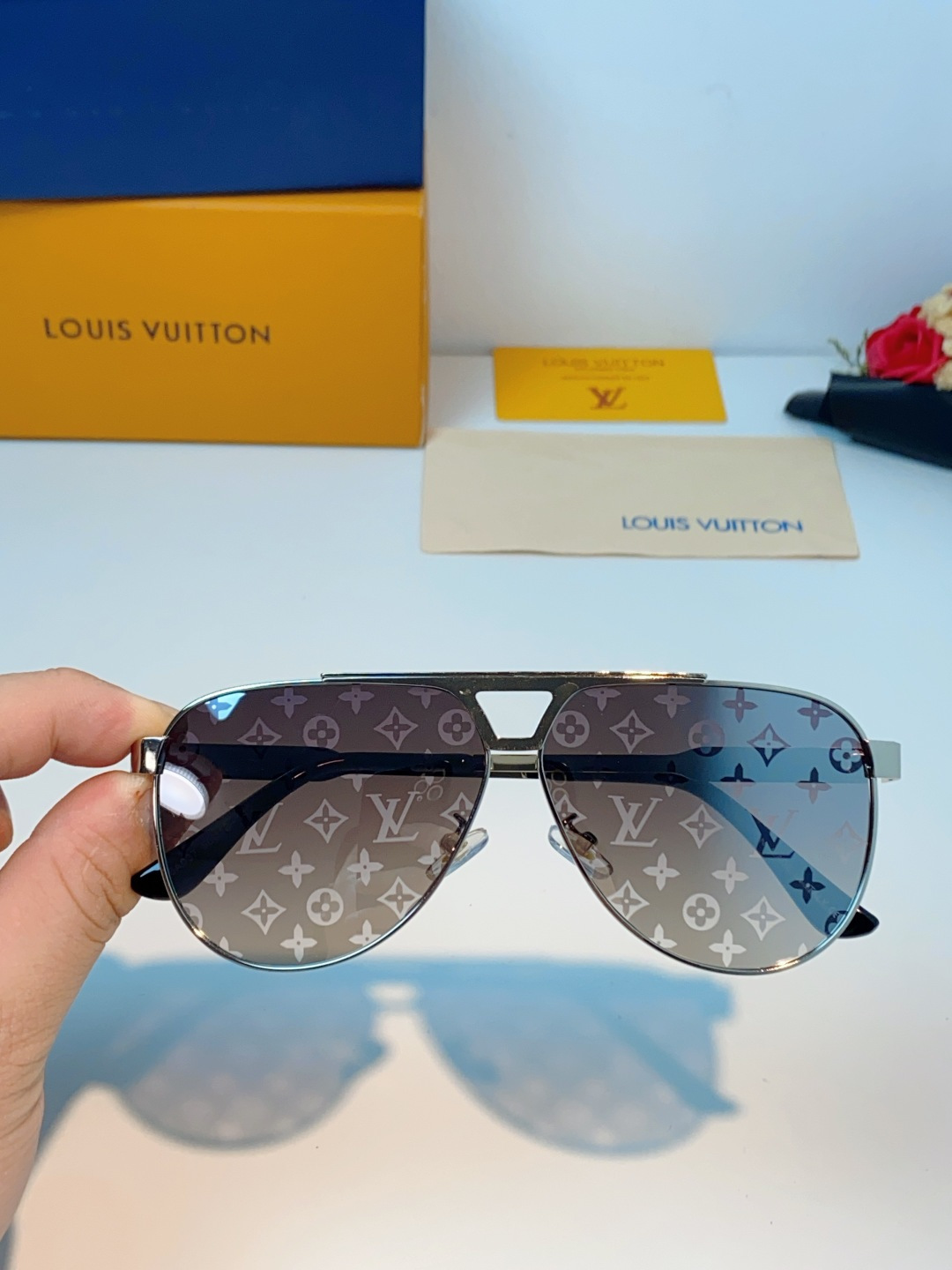 Louis Vuitton 路易威登 经典双梁飞行员镜框，利落金属线条利落大气，上脸修饰脸型，利落显脸小，自带高级酷感，