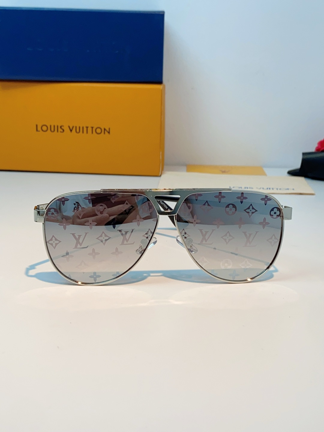 Louis Vuitton 路易威登 经典双梁飞行员镜框，利落金属线条利落大气，上脸修饰脸型，利落显脸小，自带高级酷感，