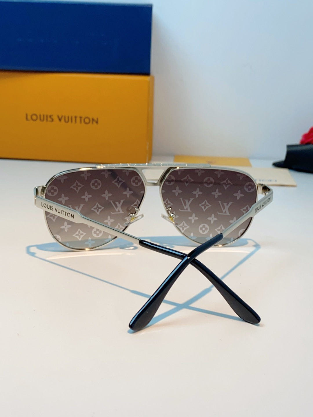 Louis Vuitton 路易威登 经典双梁飞行员镜框，利落金属线条利落大气，上脸修饰脸型，利落显脸小，自带高级酷感，