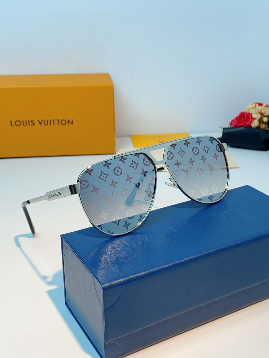 Louis Vuitton 路易威登 经典双梁飞行员镜框，利落金属线条利落大气，上脸修饰脸型，利落显脸小，自带高级酷感，