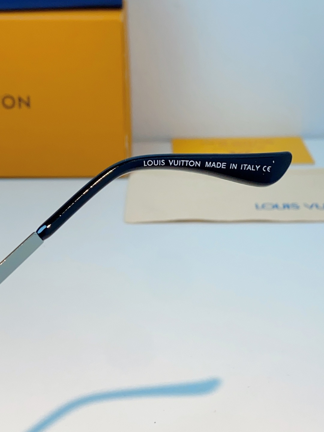 Louis Vuitton 路易威登 经典双梁飞行员镜框，利落金属线条利落大气，上脸修饰脸型，利落显脸小，自带高级酷感，