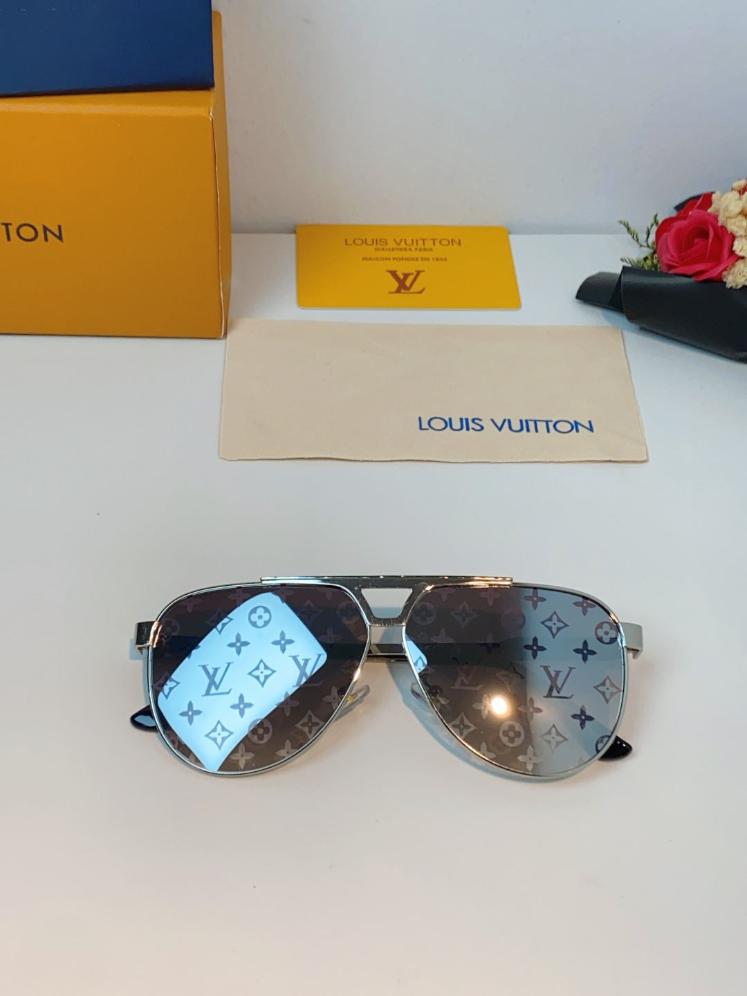 Louis Vuitton 路易威登 经典双梁飞行员镜框，利落金属线条利落大气，上脸修饰脸型，利落显脸小，自带高级酷感，