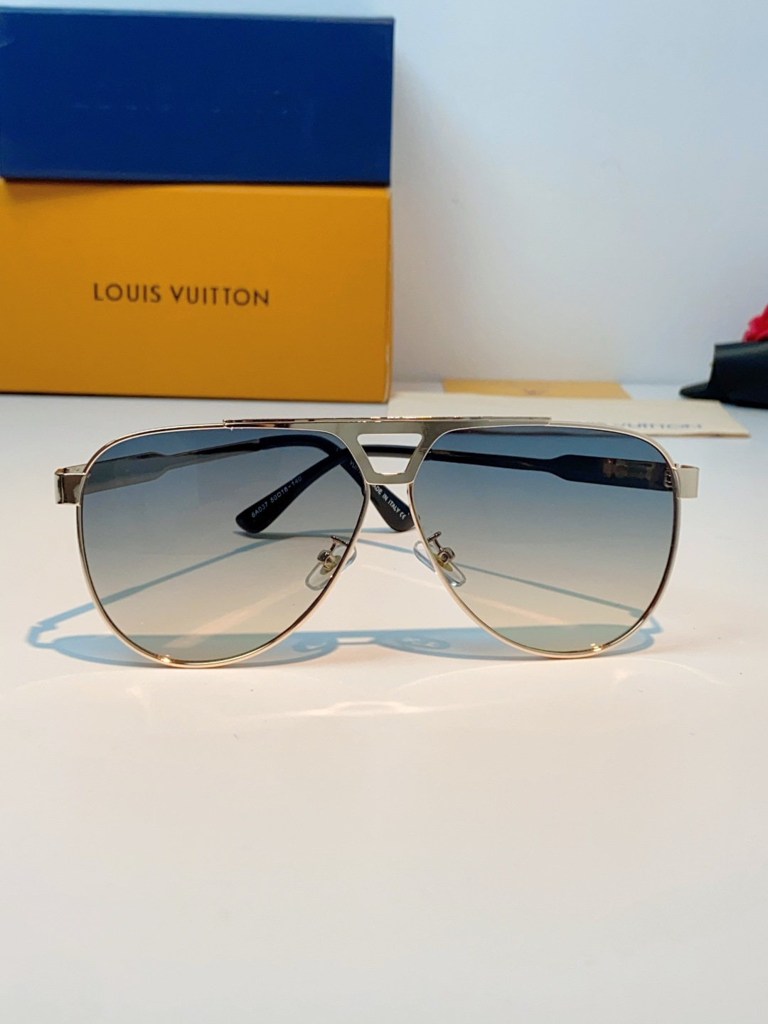 Louis Vuitton 路易威登 经典双梁飞行员镜框，利落金属线条利落大气，上脸修饰脸型，利落显脸小，自带高级酷感，