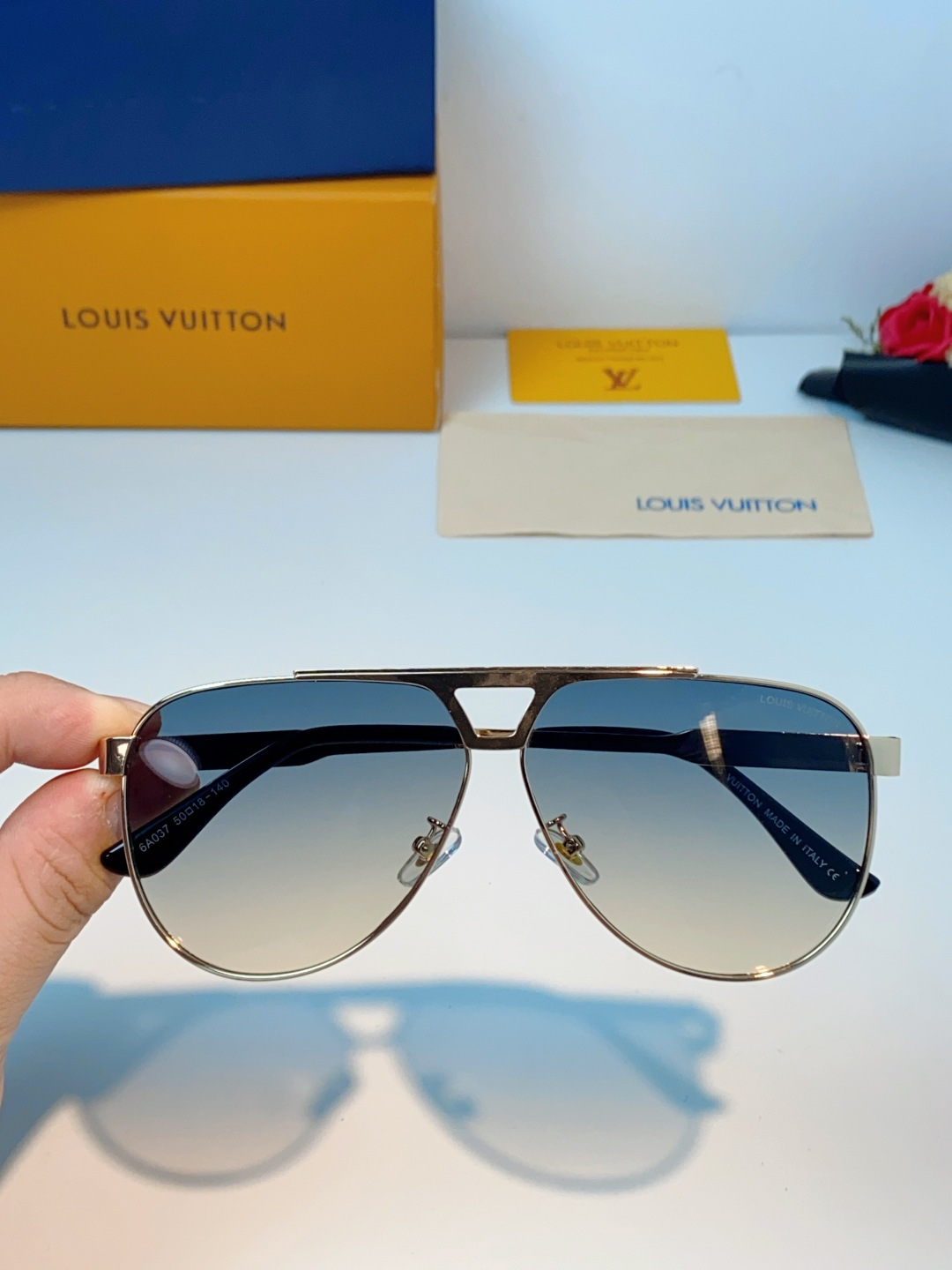 Louis Vuitton 路易威登 经典双梁飞行员镜框，利落金属线条利落大气，上脸修饰脸型，利落显脸小，自带高级酷感，