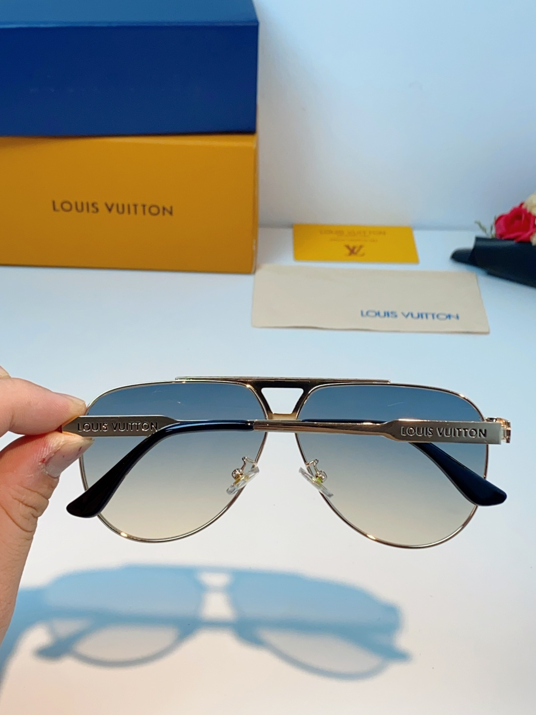 Louis Vuitton 路易威登 经典双梁飞行员镜框，利落金属线条利落大气，上脸修饰脸型，利落显脸小，自带高级酷感，