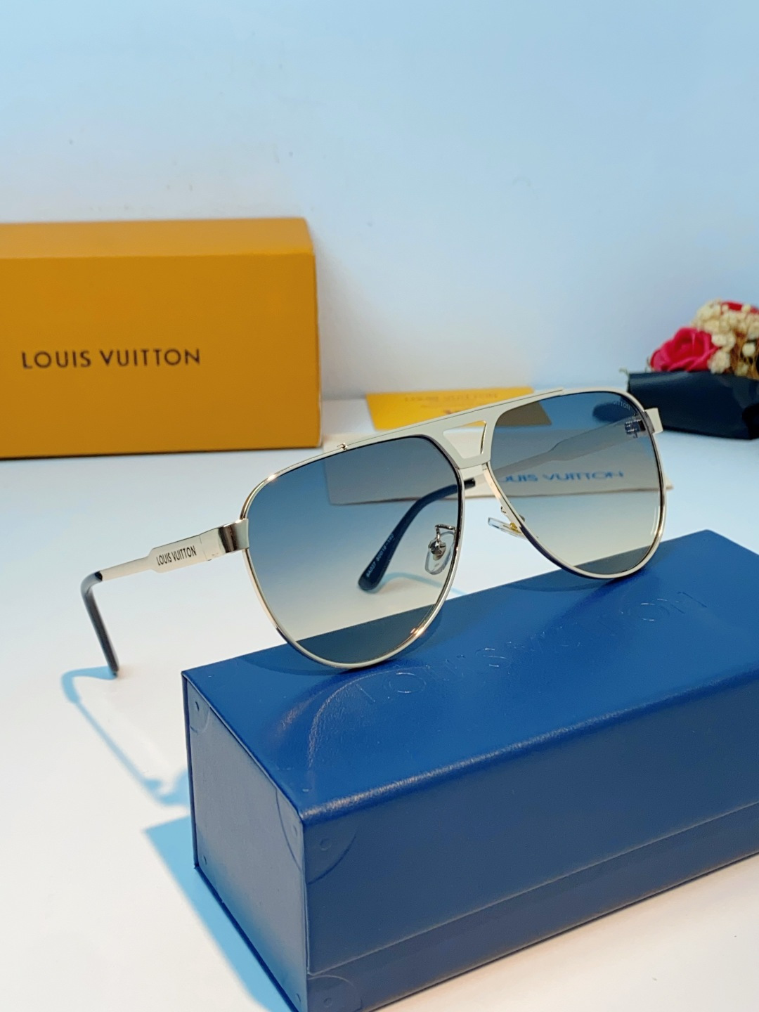 Louis Vuitton 路易威登 经典双梁飞行员镜框，利落金属线条利落大气，上脸修饰脸型，利落显脸小，自带高级酷感，