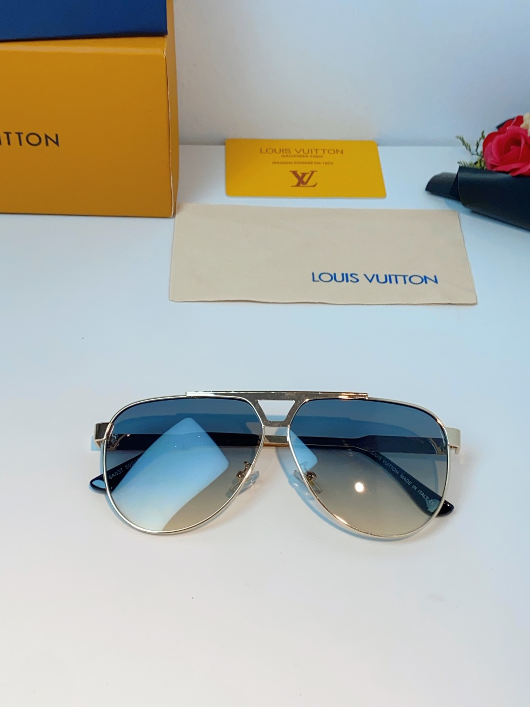 Louis Vuitton 路易威登 经典双梁飞行员镜框，利落金属线条利落大气，上脸修饰脸型，利落显脸小，自带高级酷感，