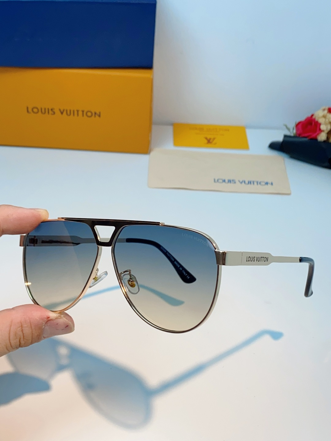 Louis Vuitton 路易威登 经典双梁飞行员镜框，利落金属线条利落大气，上脸修饰脸型，利落显脸小，自带高级酷感，