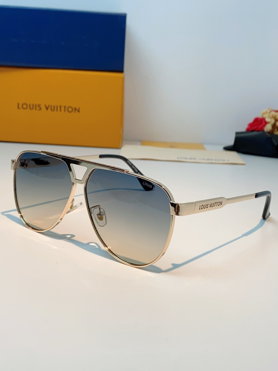 Louis Vuitton 路易威登 经典双梁飞行员镜框，利落金属线条利落大气，上脸修饰脸型，利落显脸小，自带高级酷感，