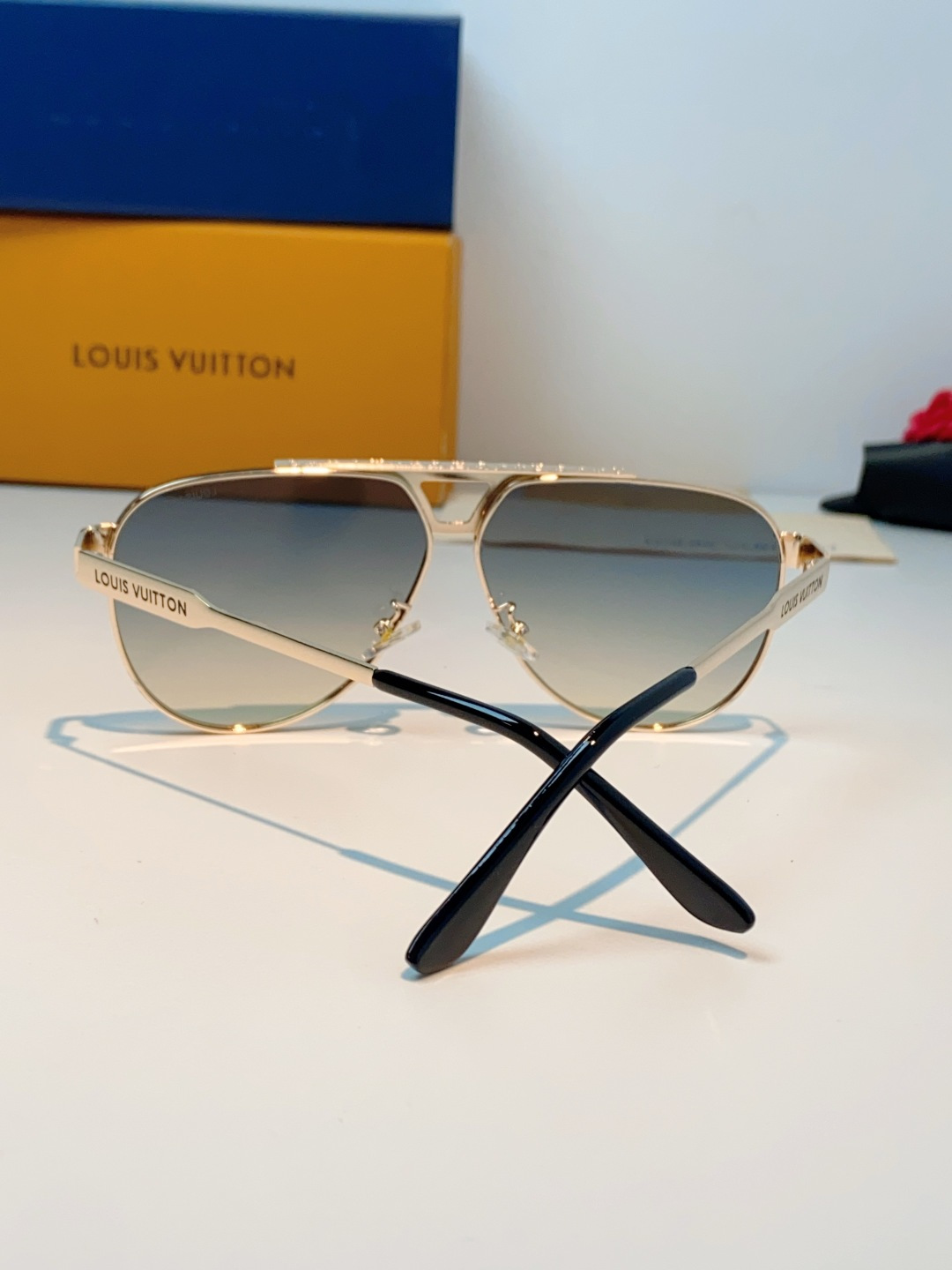 Louis Vuitton 路易威登 经典双梁飞行员镜框，利落金属线条利落大气，上脸修饰脸型，利落显脸小，自带高级酷感，