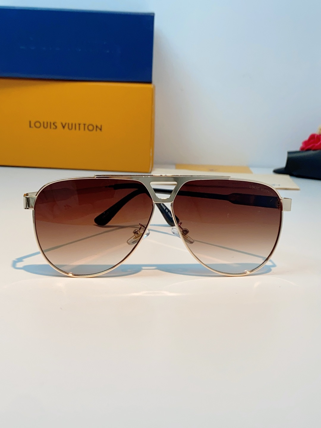 Louis Vuitton 路易威登 经典双梁飞行员镜框，利落金属线条利落大气，上脸修饰脸型，利落显脸小，自带高级酷感，