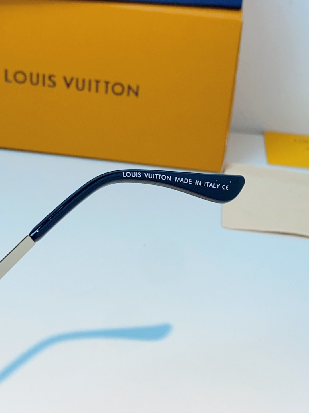 Louis Vuitton 路易威登 经典双梁飞行员镜框，利落金属线条利落大气，上脸修饰脸型，利落显脸小，自带高级酷感，