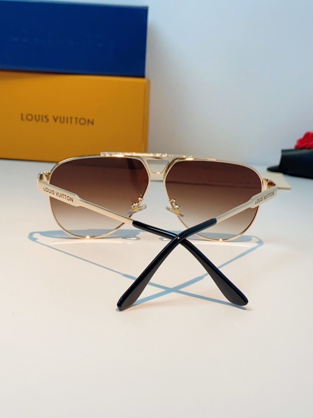 Louis Vuitton 路易威登 经典双梁飞行员镜框，利落金属线条利落大气，上脸修饰脸型，利落显脸小，自带高级酷感，