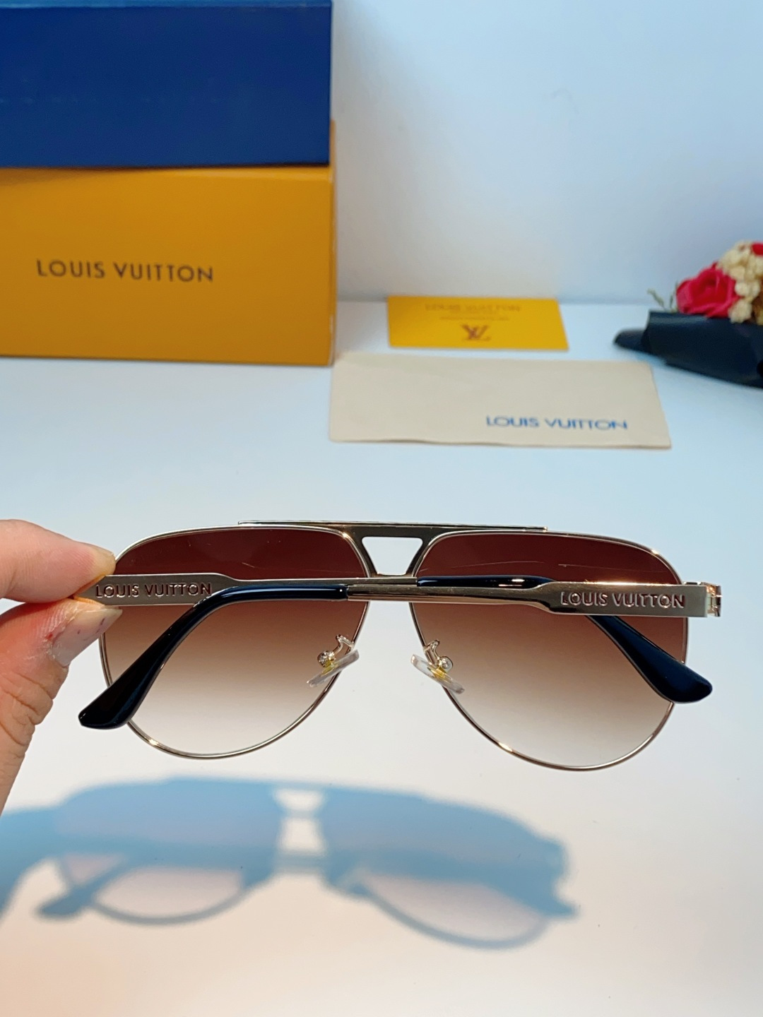 Louis Vuitton 路易威登 经典双梁飞行员镜框，利落金属线条利落大气，上脸修饰脸型，利落显脸小，自带高级酷感，