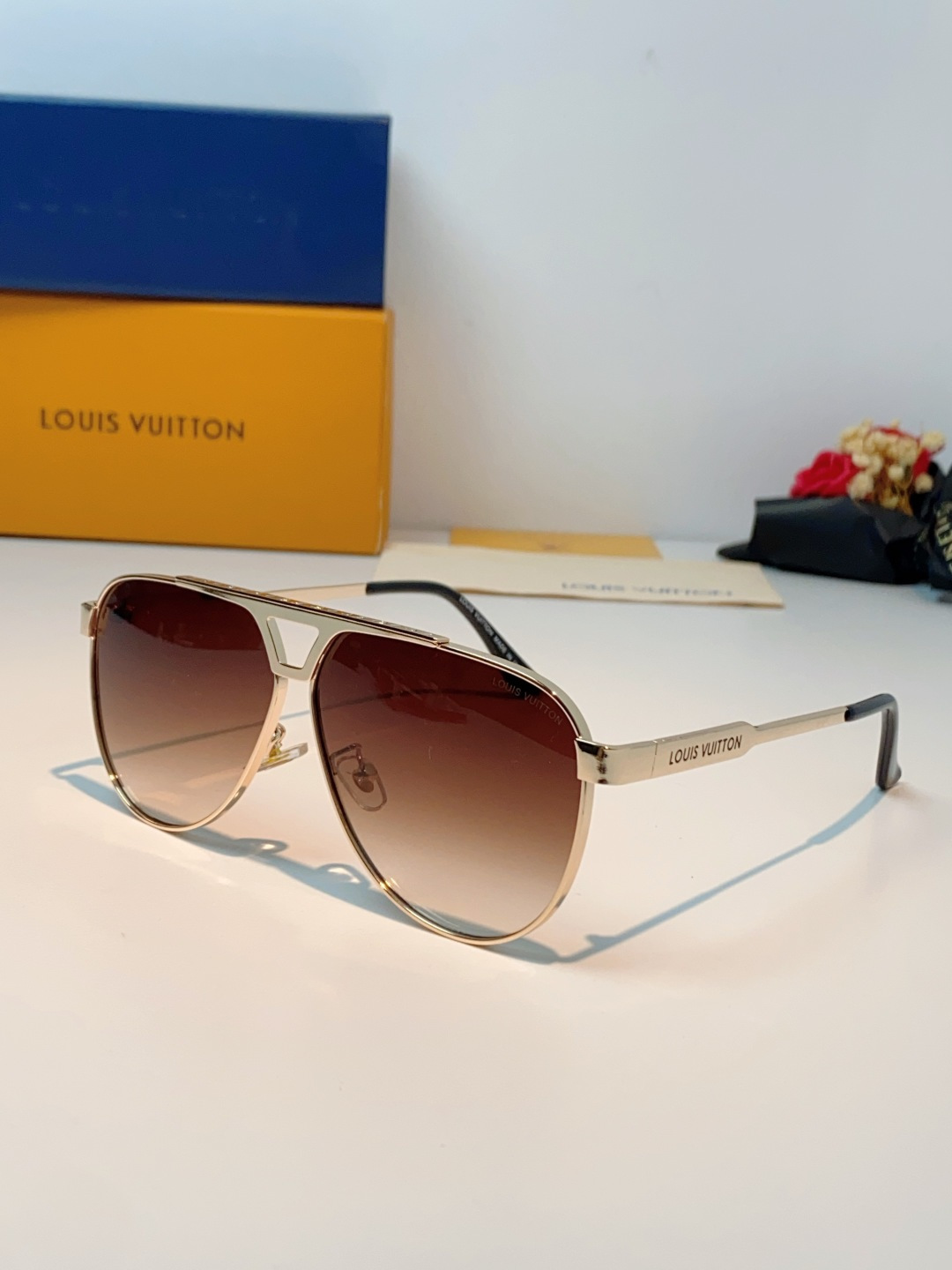Louis Vuitton 路易威登 经典双梁飞行员镜框，利落金属线条利落大气，上脸修饰脸型，利落显脸小，自带高级酷感，
