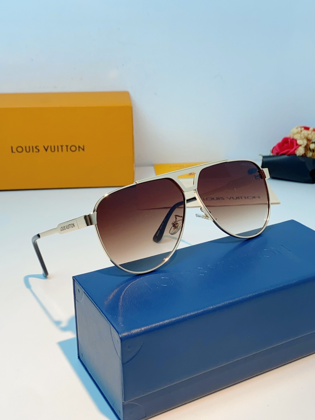 Louis Vuitton 路易威登 经典双梁飞行员镜框，利落金属线条利落大气，上脸修饰脸型，利落显脸小，自带高级酷感，