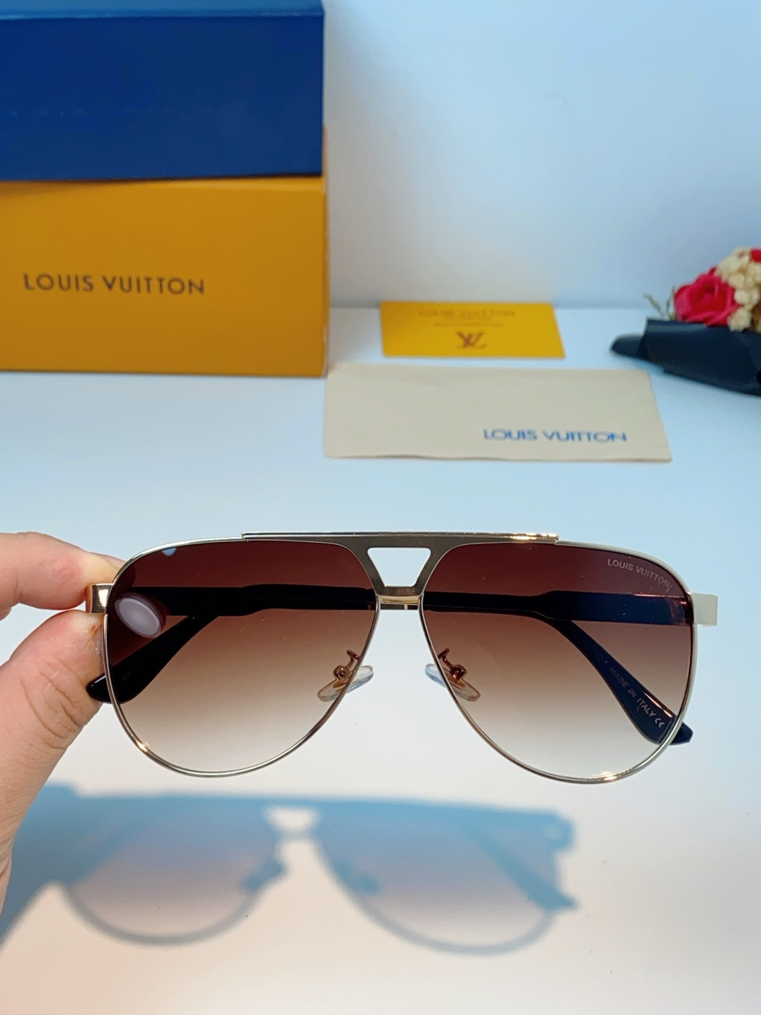 Louis Vuitton 路易威登 经典双梁飞行员镜框，利落金属线条利落大气，上脸修饰脸型，利落显脸小，自带高级酷感，