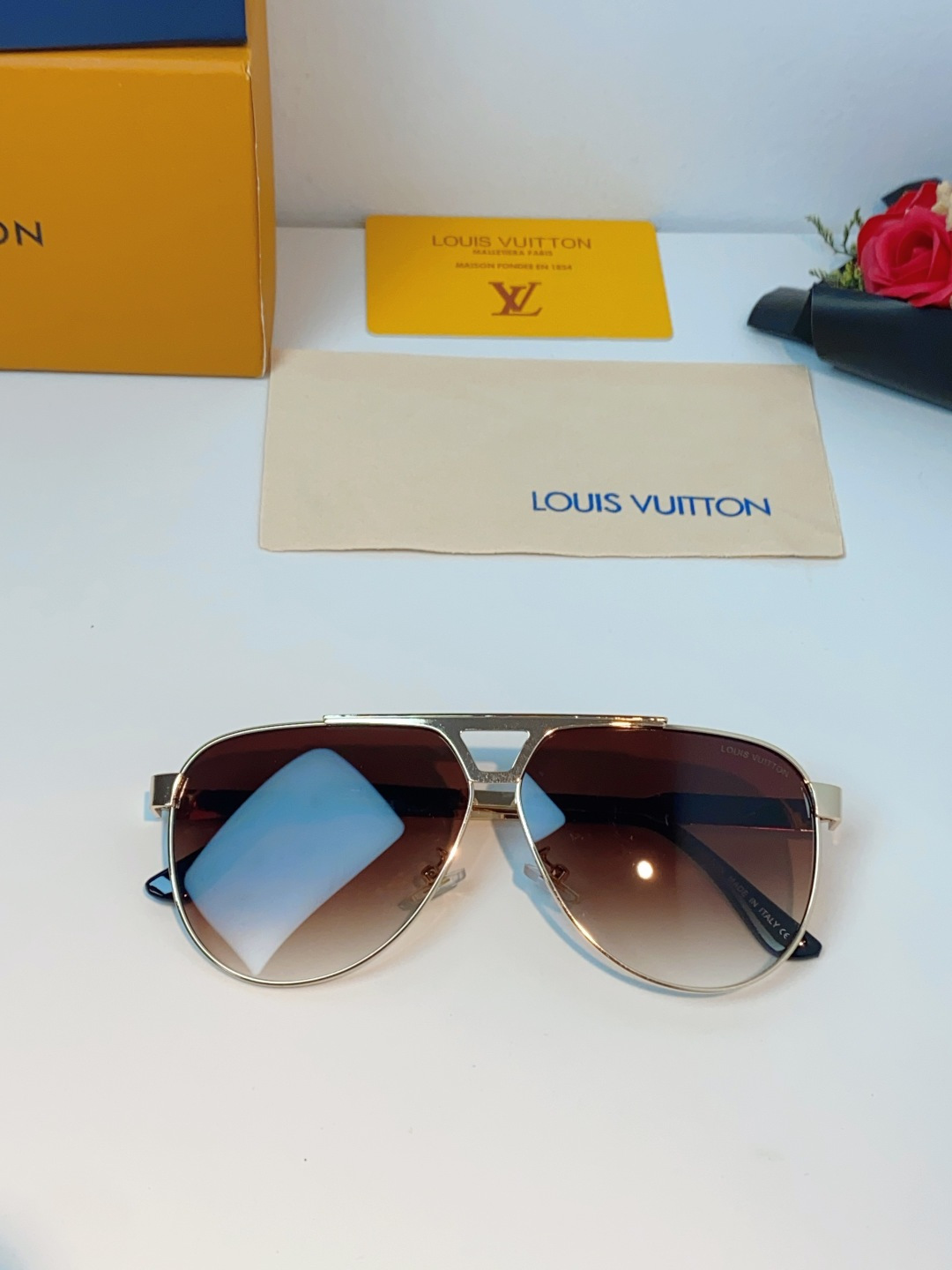 Louis Vuitton 路易威登 经典双梁飞行员镜框，利落金属线条利落大气，上脸修饰脸型，利落显脸小，自带高级酷感，