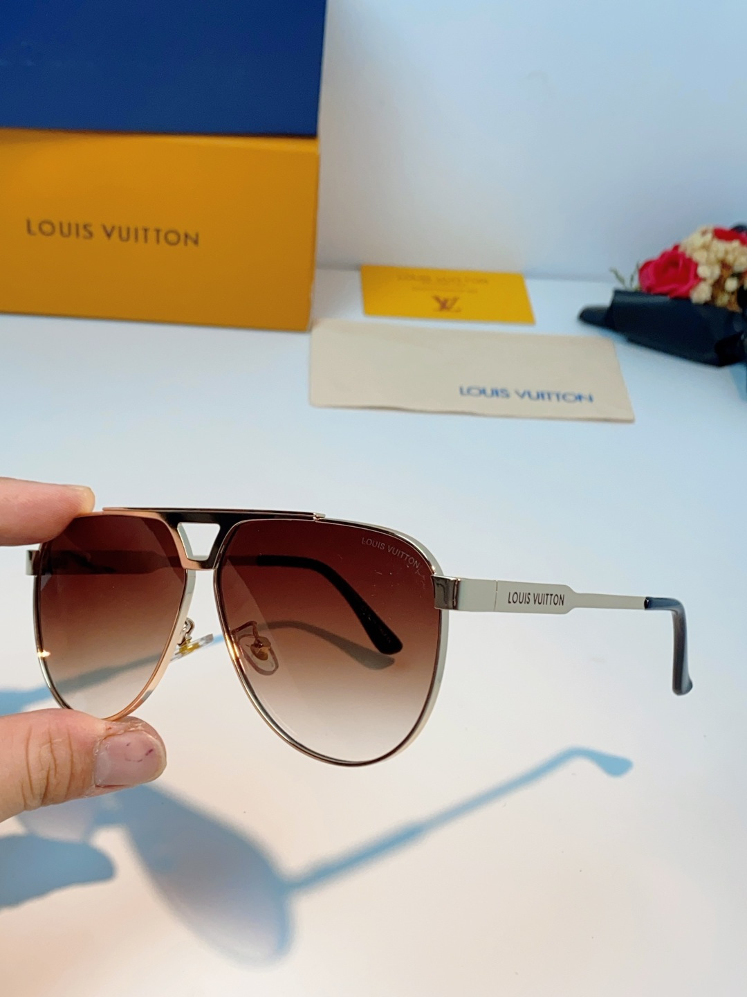 Louis Vuitton 路易威登 经典双梁飞行员镜框，利落金属线条利落大气，上脸修饰脸型，利落显脸小，自带高级酷感，
