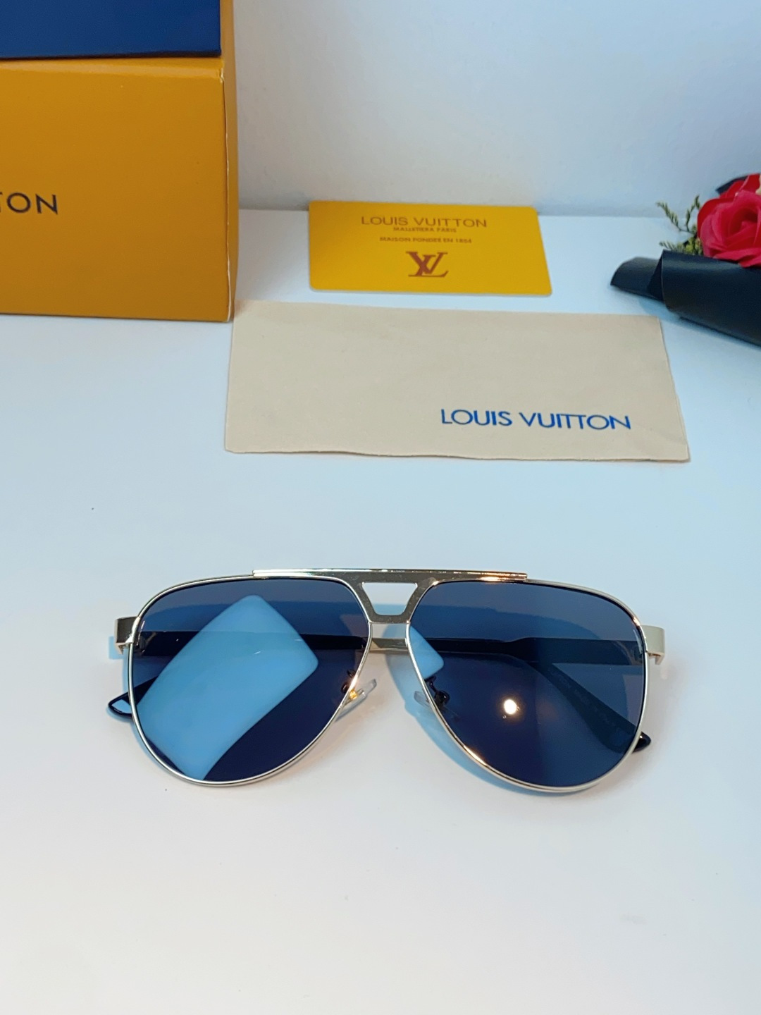 Louis Vuitton 路易威登 经典双梁飞行员镜框，利落金属线条利落大气，上脸修饰脸型，利落显脸小，自带高级酷感，