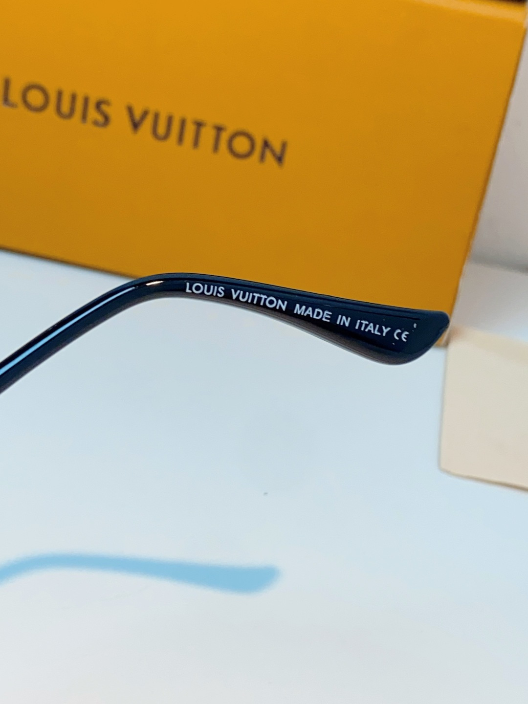 Louis Vuitton 路易威登 经典双梁飞行员镜框，利落金属线条利落大气，上脸修饰脸型，利落显脸小，自带高级酷感，