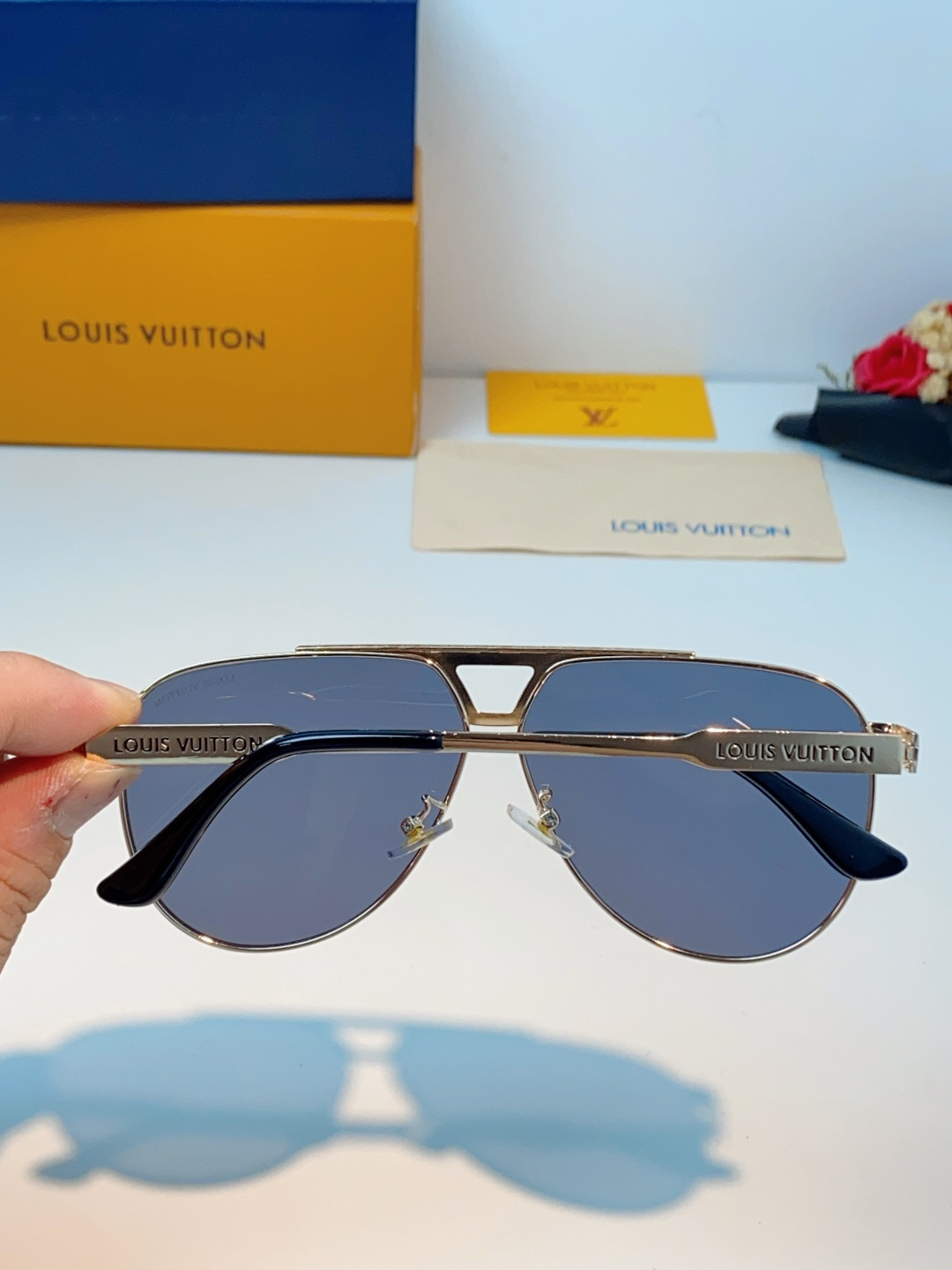 Louis Vuitton 路易威登 经典双梁飞行员镜框，利落金属线条利落大气，上脸修饰脸型，利落显脸小，自带高级酷感，