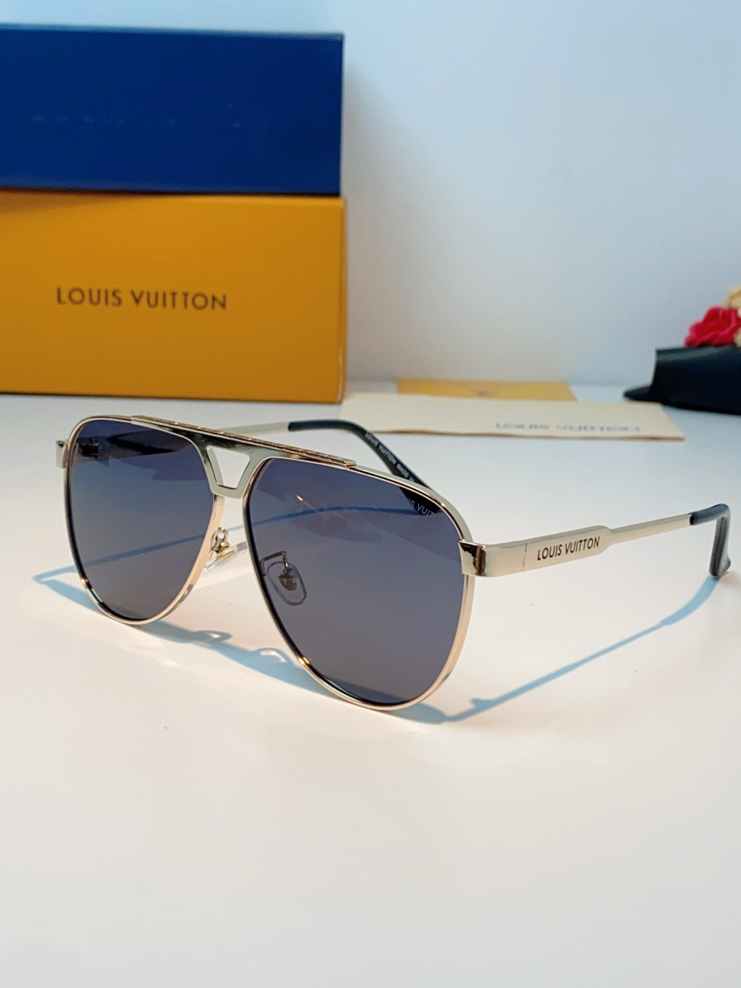 Louis Vuitton 路易威登 经典双梁飞行员镜框，利落金属线条利落大气，上脸修饰脸型，利落显脸小，自带高级酷感，