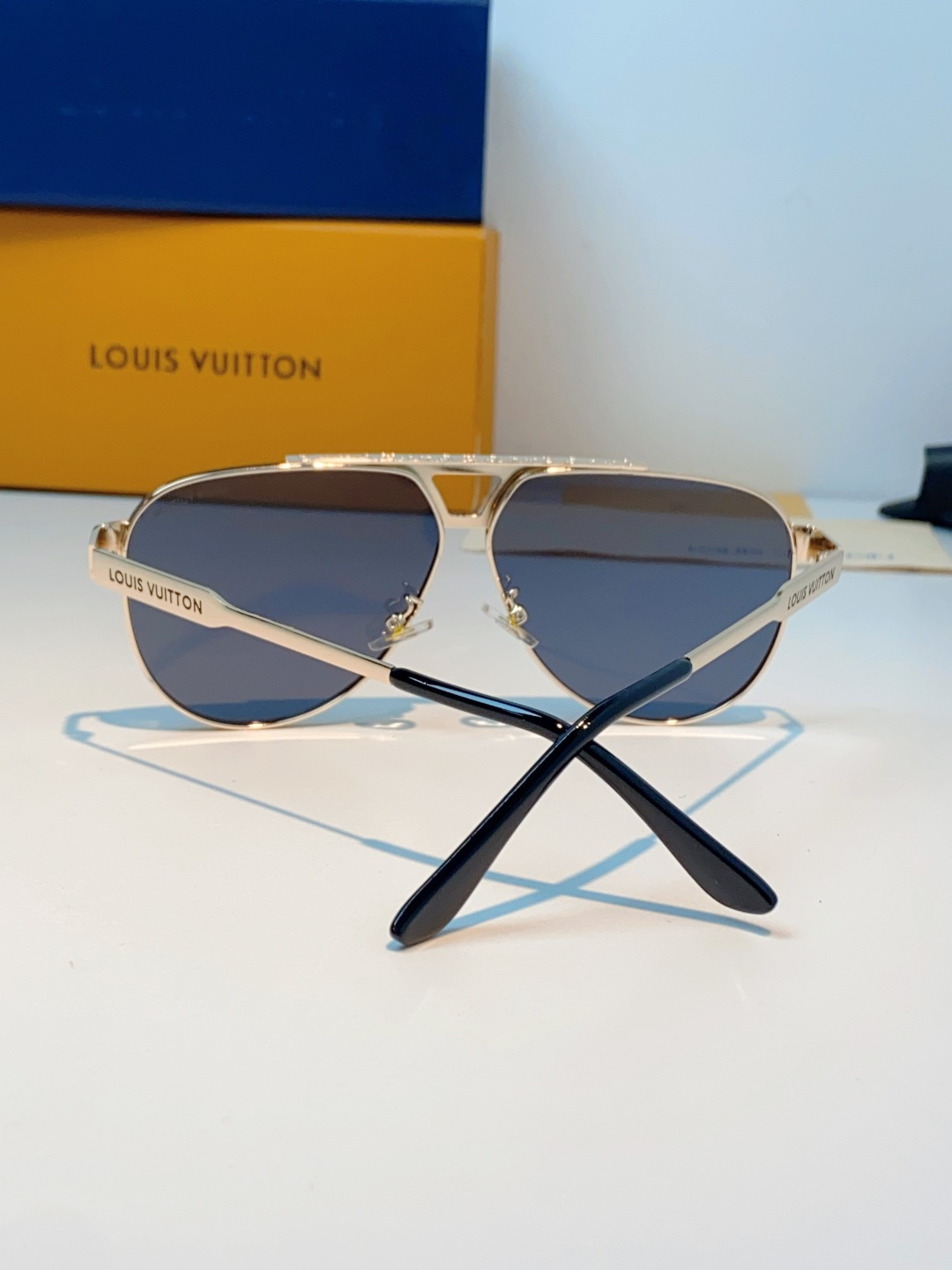 Louis Vuitton 路易威登 经典双梁飞行员镜框，利落金属线条利落大气，上脸修饰脸型，利落显脸小，自带高级酷感，