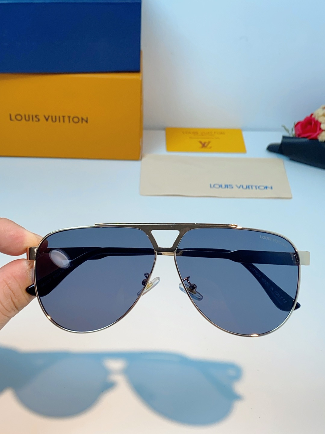 Louis Vuitton 路易威登 经典双梁飞行员镜框，利落金属线条利落大气，上脸修饰脸型，利落显脸小，自带高级酷感，
