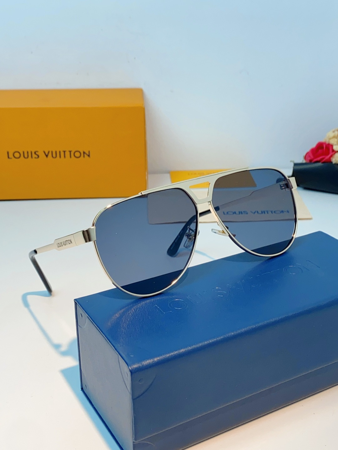 Louis Vuitton 路易威登 经典双梁飞行员镜框，利落金属线条利落大气，上脸修饰脸型，利落显脸小，自带高级酷感，