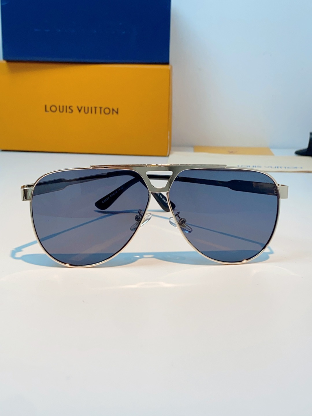 Louis Vuitton 路易威登 经典双梁飞行员镜框，利落金属线条利落大气，上脸修饰脸型，利落显脸小，自带高级酷感，