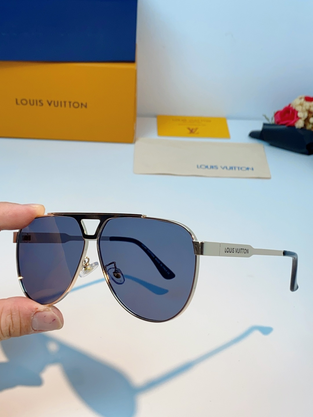 Louis Vuitton 路易威登 经典双梁飞行员镜框，利落金属线条利落大气，上脸修饰脸型，利落显脸小，自带高级酷感，