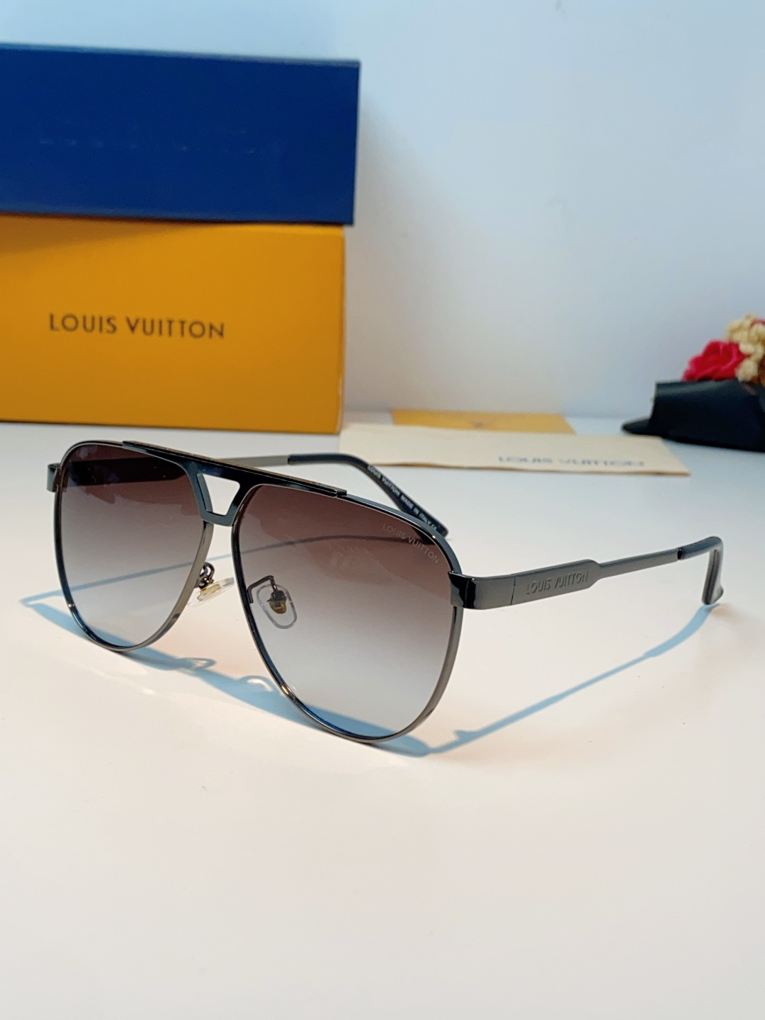 Louis Vuitton 路易威登 经典双梁飞行员镜框，利落金属线条利落大气，上脸修饰脸型，利落显脸小，自带高级酷感，
