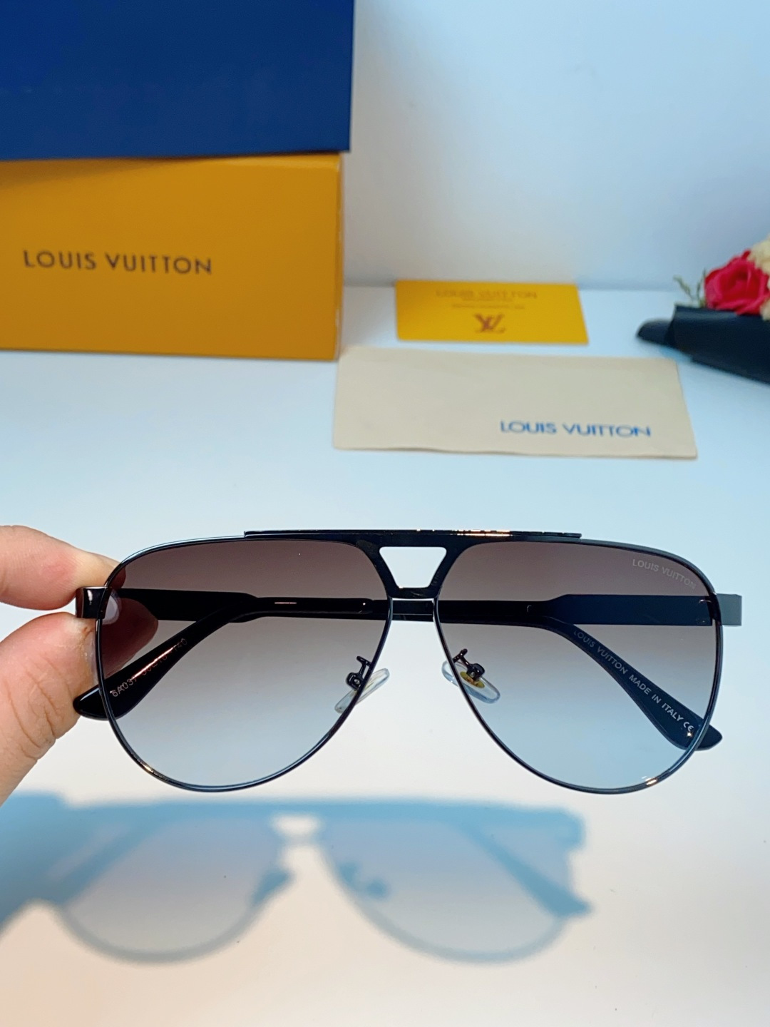 Louis Vuitton 路易威登 经典双梁飞行员镜框，利落金属线条利落大气，上脸修饰脸型，利落显脸小，自带高级酷感，