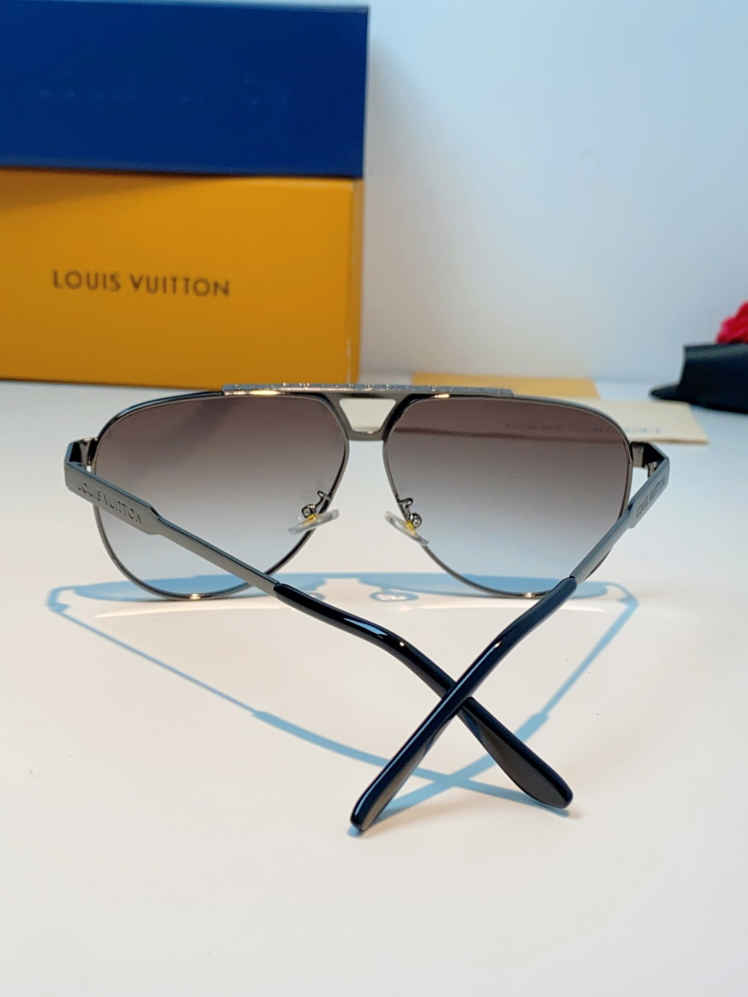 Louis Vuitton 路易威登 经典双梁飞行员镜框，利落金属线条利落大气，上脸修饰脸型，利落显脸小，自带高级酷感，