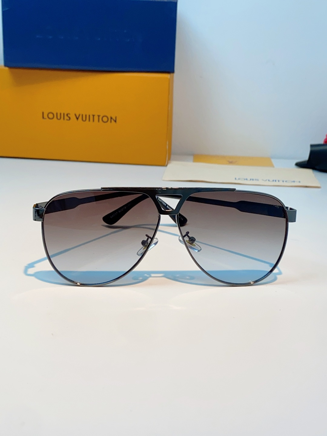 Louis Vuitton 路易威登 经典双梁飞行员镜框，利落金属线条利落大气，上脸修饰脸型，利落显脸小，自带高级酷感，