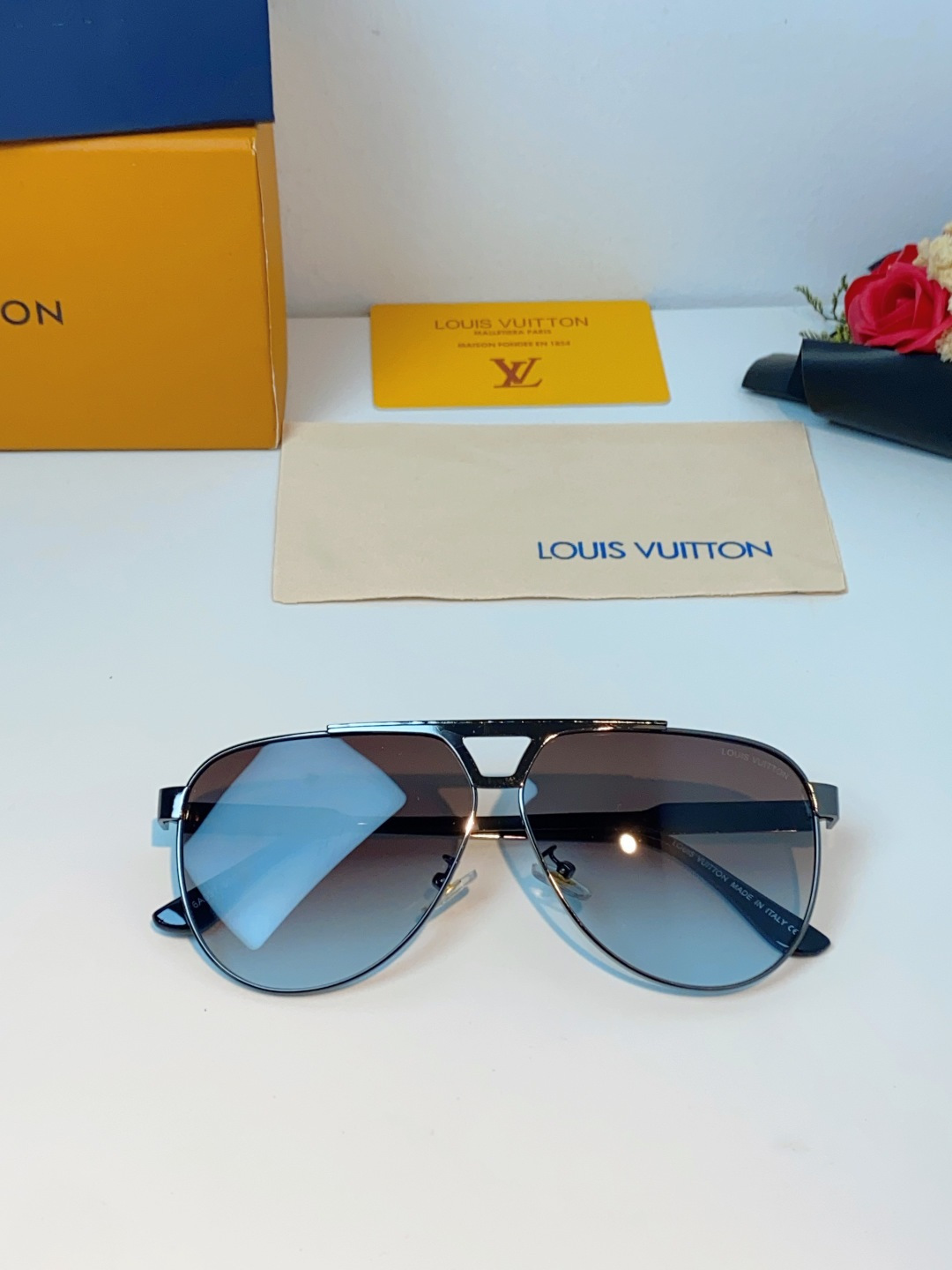 Louis Vuitton 路易威登 经典双梁飞行员镜框，利落金属线条利落大气，上脸修饰脸型，利落显脸小，自带高级酷感，