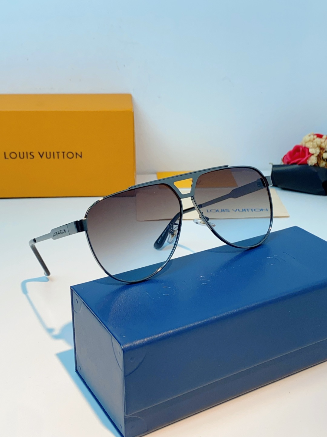 Louis Vuitton 路易威登 经典双梁飞行员镜框，利落金属线条利落大气，上脸修饰脸型，利落显脸小，自带高级酷感，